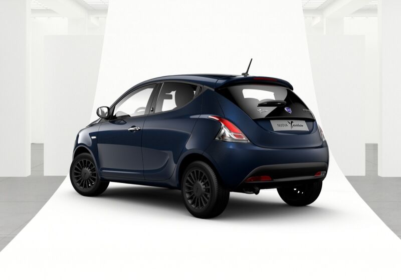 Lancia Nuova Ypsilon Hybrid Silver S S Cv Blu Di Blu Km A Soli