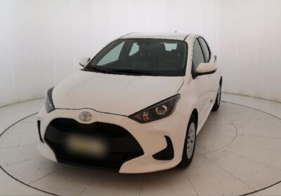TOYOTA Yaris 1.0 Active Super White Km 0