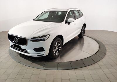 VOLVO XC60 B4 (d) AWD Geartronic Momentum Bianco Ghiacciaio Da immatricolare