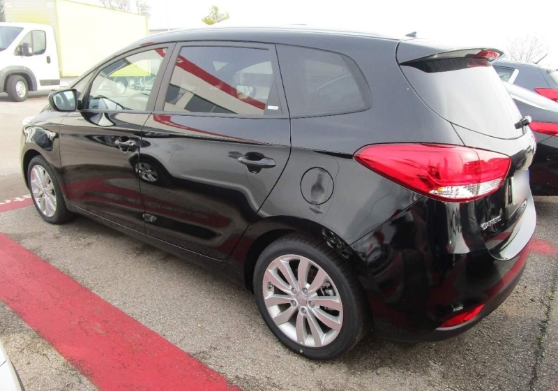 KIA Carens 1.7 CRDi 141 CV DCT Class Black Cherry Km 0 a soli 18.650 ...