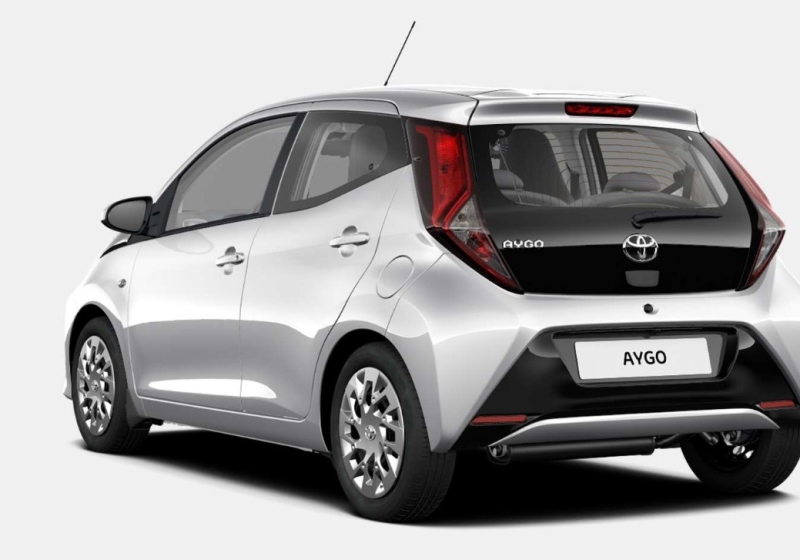 Toyota aygo 1 0 vvt i 72 cv 5 porte x play satin silver km 0 a soli 11 